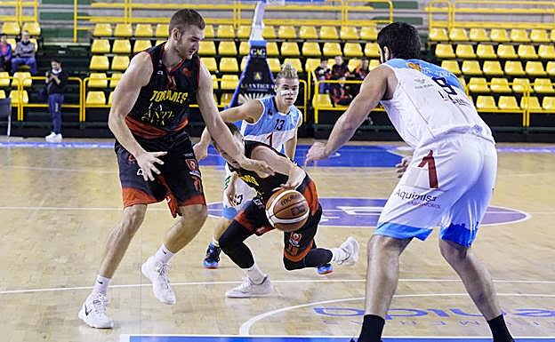 Viktors Iljins, con el balón. 