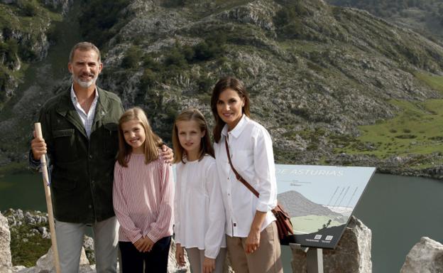 Los Reyes felicitan la Navidad con una foto junto a sus hijas en los Lagos de Covadonga