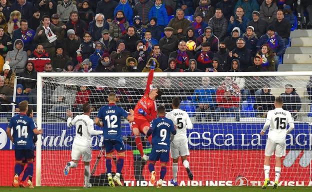 Courtois despeja un remate del Huesca en el duelo en El Alcoraz. 