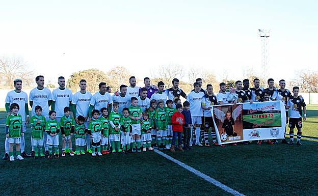 Los equipos titulares del CD Guijuelo y Unionistas durante el último derbi charro en el Municipal chacinero. 