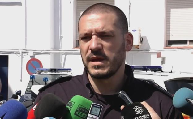 Luis Esteban Lezáun, habla con los medios de comunicación tras una operación.