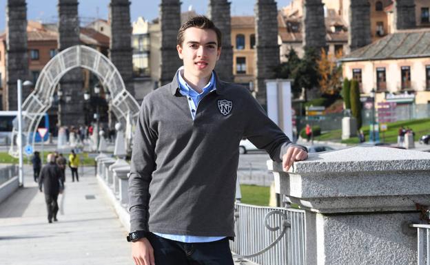 Antonio Tabanera, Premio Extraordinario de Bachillerato, posa en la Avenida Padre Claret.