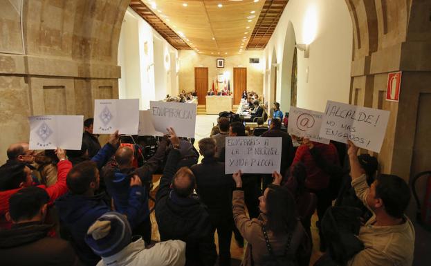 Imagen de la protesta durante el pleno del pasado miércoles.