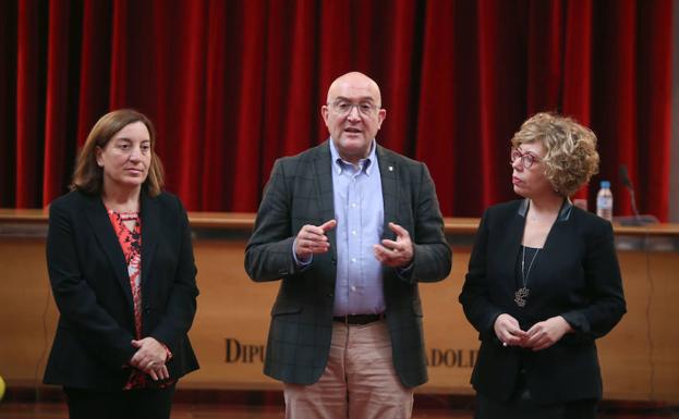 El presidente de la Diputación de Valladolid, Jesús Julio Carnero, inaugura unas jornada formativas para alcaldes y concejales. 