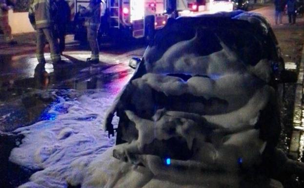 Un vehículo quedó calcinado este martes en la urbanización El Cotanillo de Renedo de Esgueva. 