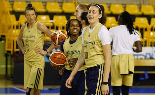 Breanna Stewart, a la derecha, junto a Epiphanny Prince ayer en Würzburg. 