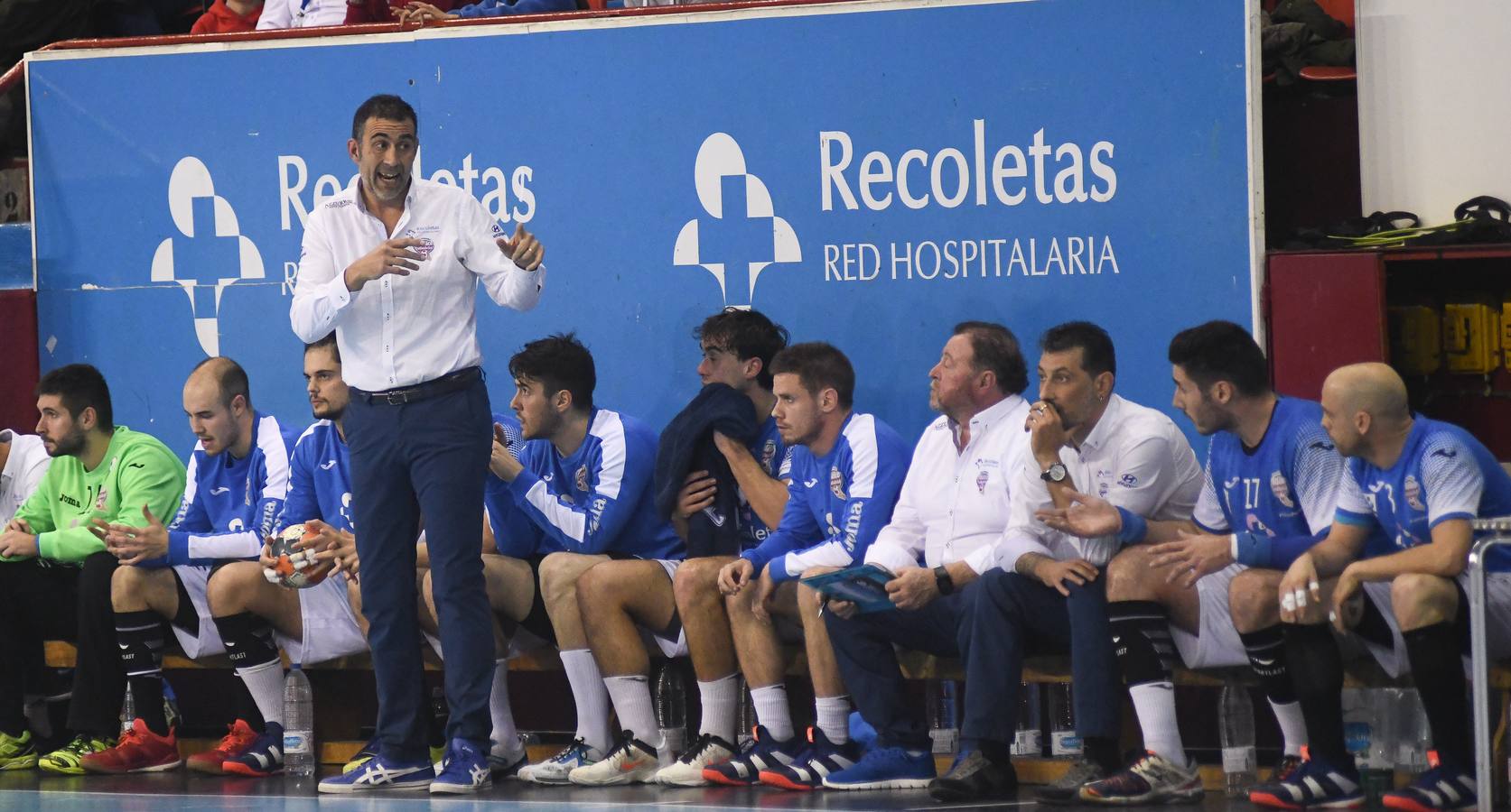 Un gol inverosímil de Dani Pérez desde la esquina, sin ángulo y a falta de dos segundos para finalizar el partido evitó la debacle en Huerta del Rey 