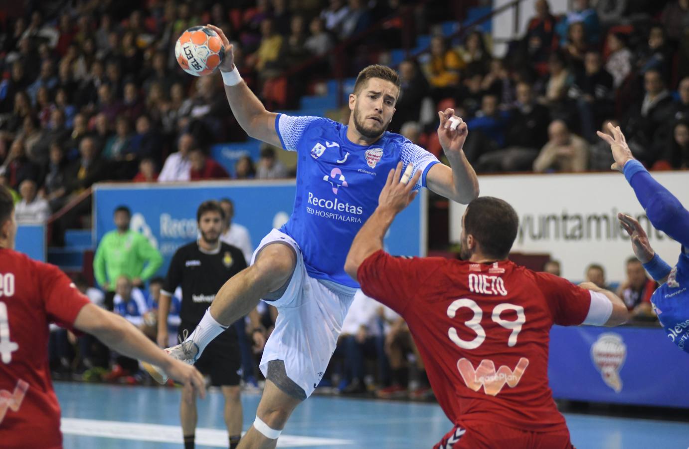 Un gol inverosímil de Dani Pérez desde la esquina, sin ángulo y a falta de dos segundos para finalizar el partido evitó la debacle en Huerta del Rey 