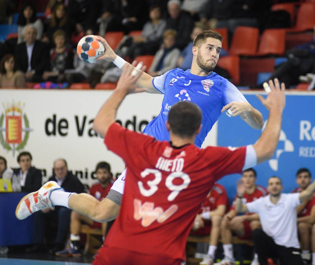 Un gol inverosímil de Dani Pérez desde la esquina, sin ángulo y a falta de dos segundos para finalizar el partido evitó la debacle en Huerta del Rey 