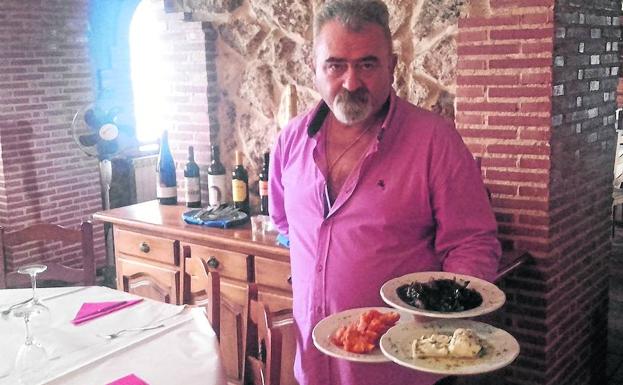 Julio Alcalde lleva tres años al cargo del restaurante El Carpio, en Fuentespina. 