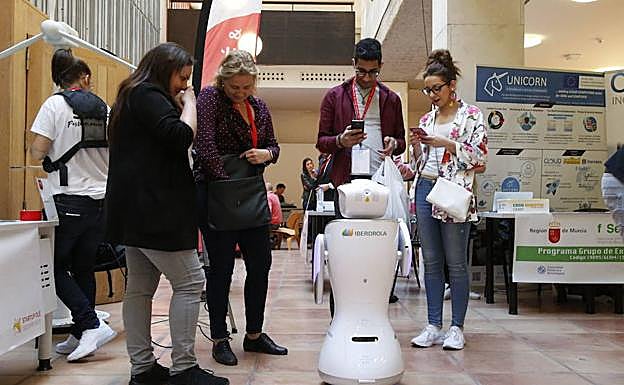 Imagen de archivo de la cuarta edición de Startup Olé con la presencia de un robot entre los estands participantes. 