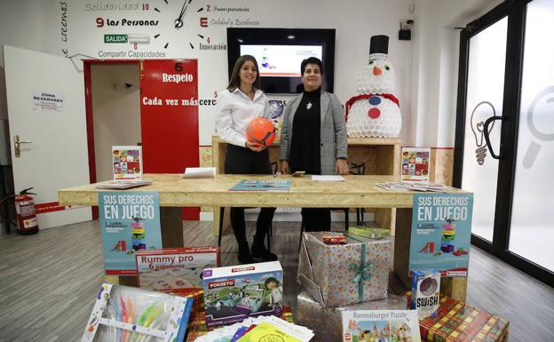 La directora provincial de Juventud y la vicepresidenta de Cruz Roja, Pilar González y Elena Borrego. 