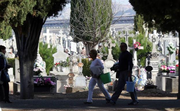 Festividad del Dia de Todos los Santos en el Cementerio de El Carmen de Valladolid. 