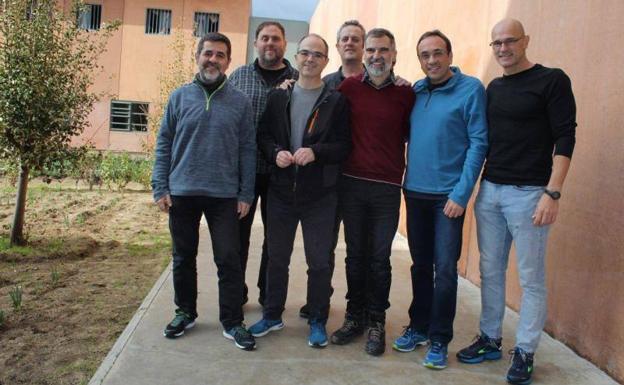 Los siete dirigentes independentistas presos en la cárcel de Lledoners se fotografían juntos.