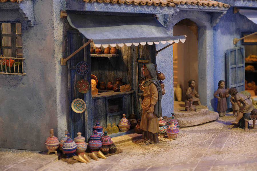 Cerca de 300 figuras artesanas se reparten por ocho escenas bíblicas ambientadas en la «ciudad azul» marroquí de Chefchaouen