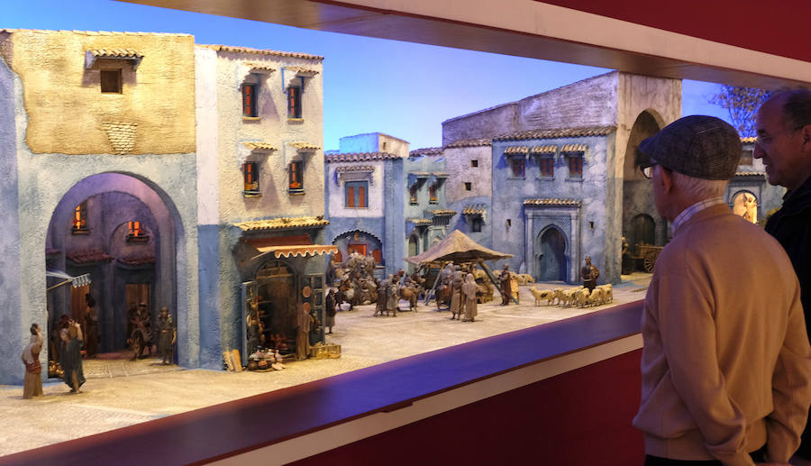 Cerca de 300 figuras artesanas se reparten por ocho escenas bíblicas ambientadas en la «ciudad azul» marroquí de Chefchaouen