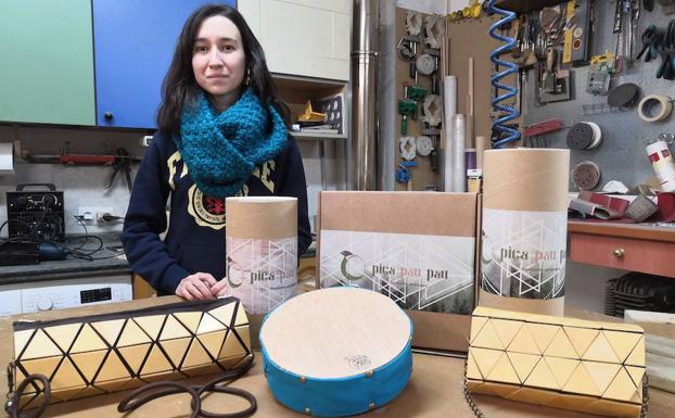 Alicia Fernández, en su taller muestra alguna de sus creaciones.