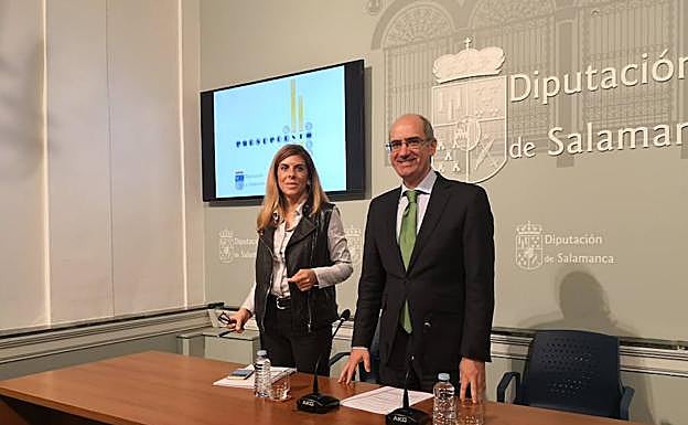 Chabela de la Torre y Javier Iglesias presentaron ayer el proyecto de presupuestos para 2019.