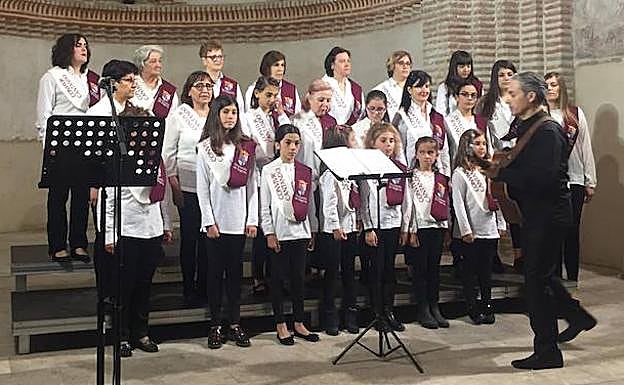 Uno de los coros de las aulas, en el Día de la Provincia celebrado en Cuéllar. 