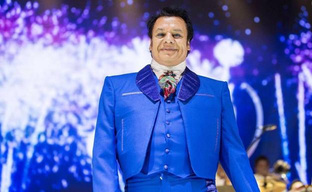 Juan Gabriel durante una actuación en 2015.