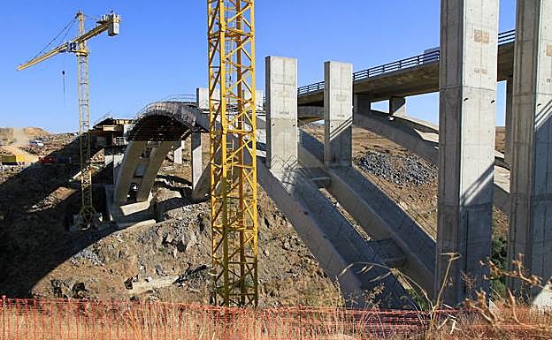 Obras de construcción del segundo viaducto sobre el Eresma.