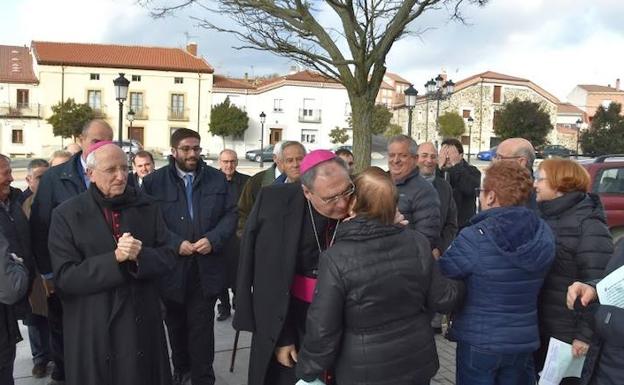 Gil Tamayo saluda a los vecinos de Aldeavieja (Ávila).