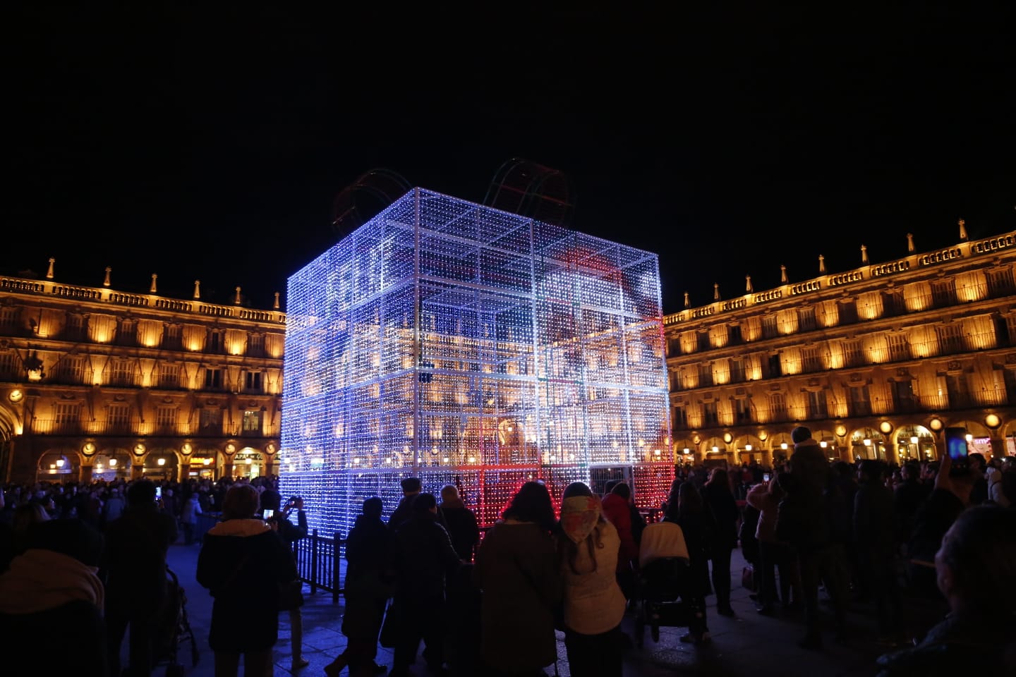 Fotos: El brillo de la Navidad deslumbra en la Plaza Mayor de Salamanca