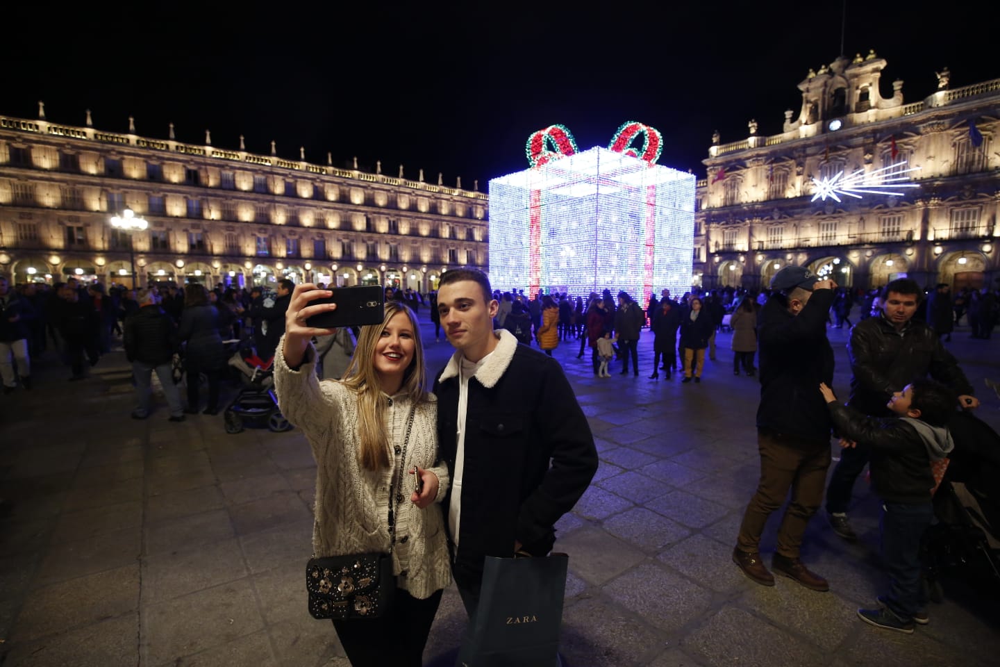 Fotos: El brillo de la Navidad deslumbra en la Plaza Mayor de Salamanca