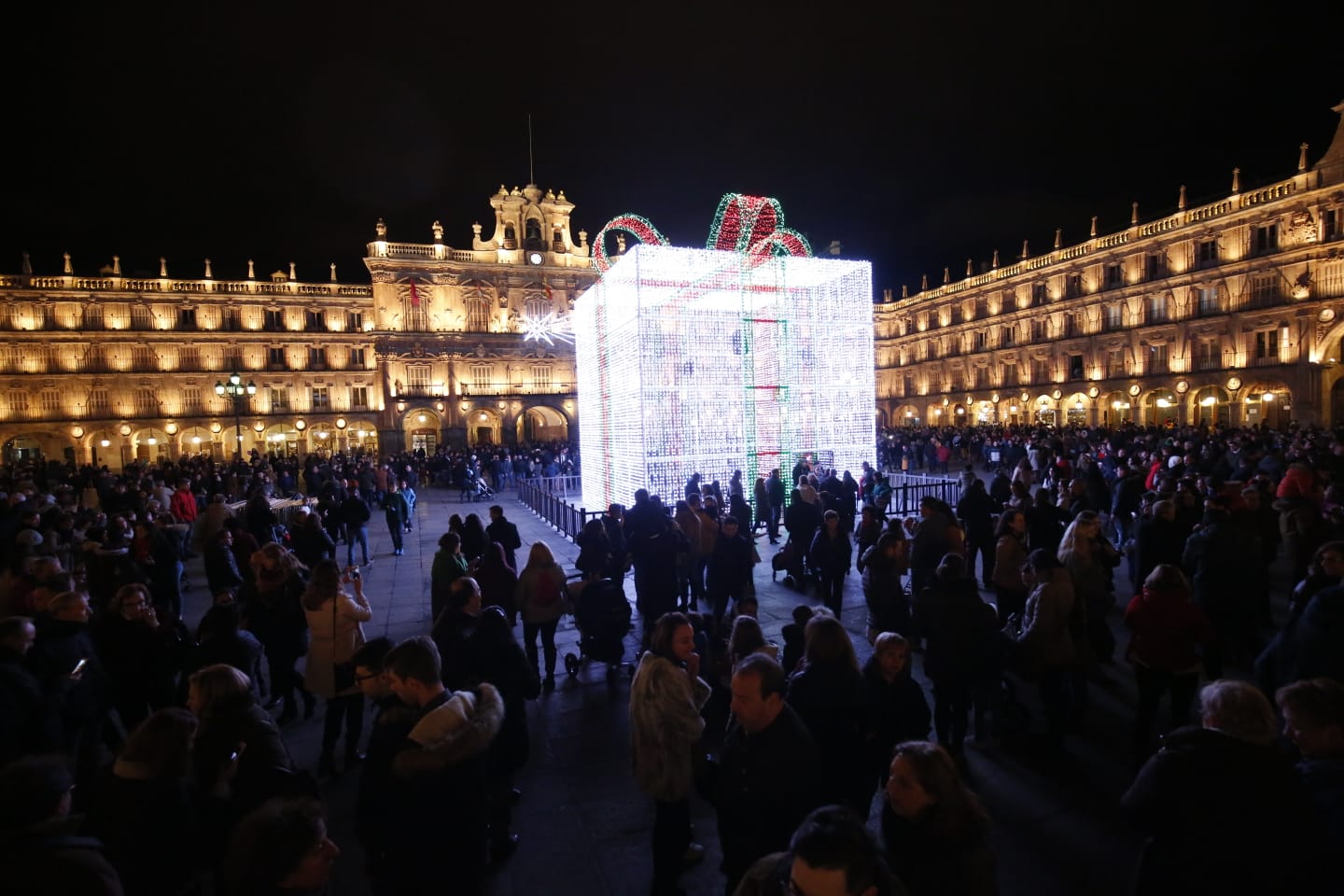 Fotos: El brillo de la Navidad deslumbra en la Plaza Mayor de Salamanca