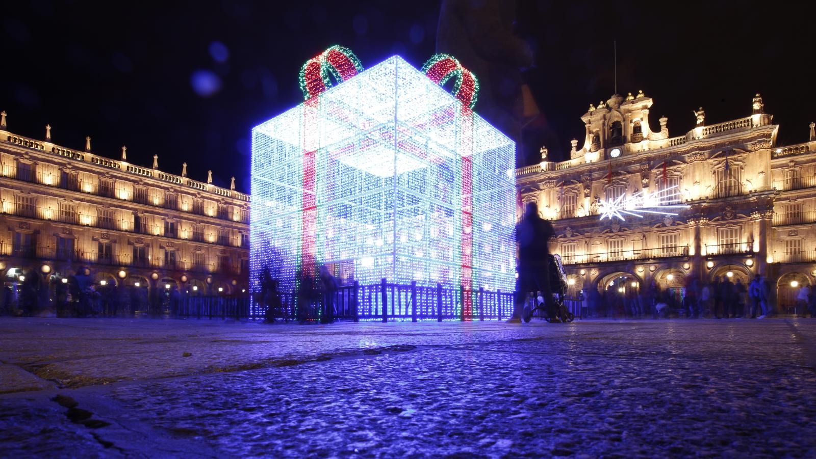 Fotos: El brillo de la Navidad deslumbra en la Plaza Mayor de Salamanca