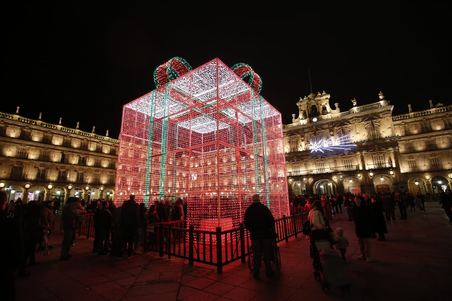 Fotos: El brillo de la Navidad deslumbra en la Plaza Mayor de Salamanca