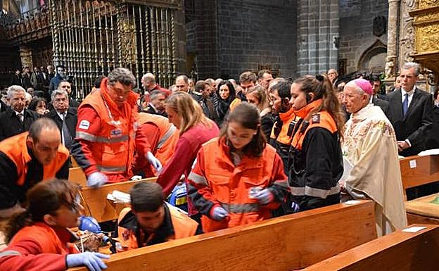 Los sanitarios atienden al hombre en la catedral de Ávila.