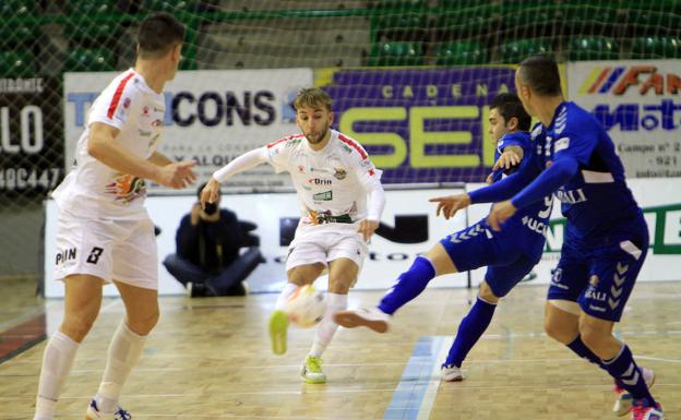 Álvaro López golpea el balón en un momento del partido frente al Valdepeñas.