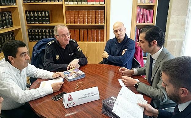 Un momento de la reunión del sector del comercio y la Policía. 