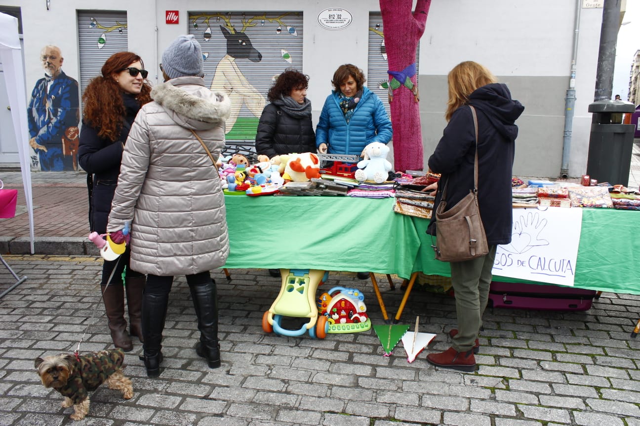 Como viene siendo tradicional por estas fechas, La Plaza del Oeste acoge este domingo el Mercadillo Solidario Infantil. Los más pequeños exponen en sus puestos los juguetes, percibiendo un donativo simbólico por ellos. No se trata de una limpieza de juguetero, es mucho más; acaso para los más pequeños adentrarse en la solidaridad. La recaudación se destinará íntegramente a la ONG Amigos de Calcuta y al programa de infancia y juventud de Cáritas 