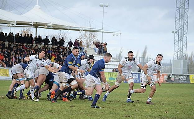Chris Eaton saca limpio un balón tras melé. 