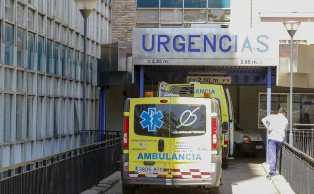 Acceso al servicio de Urgencias del Virgen de la Vega. 