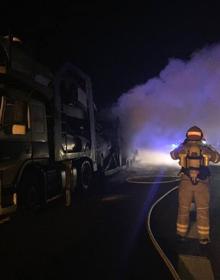Imagen secundaria 2 - Un incendio calcina seis turismos de un camión portavehículos a la altura de Cubillas de Santa Marta, en Valladolid. 