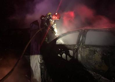 Imagen secundaria 1 - Un incendio calcina seis turismos de un camión portavehículos a la altura de Cubillas de Santa Marta, en Valladolid. 