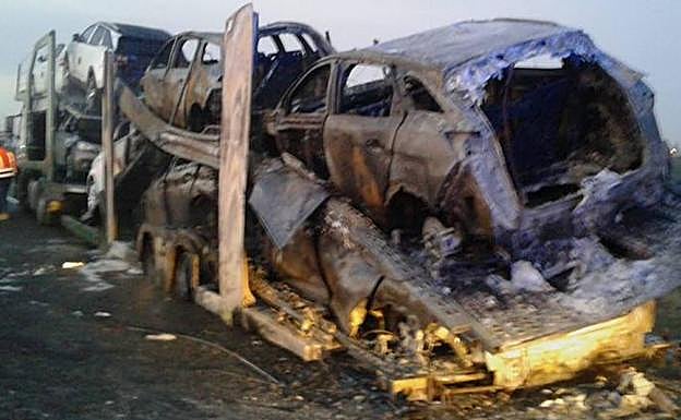 Imagen principal - Un incendio calcina seis turismos de un camión portavehículos a la altura de Cubillas de Santa Marta, en Valladolid. 