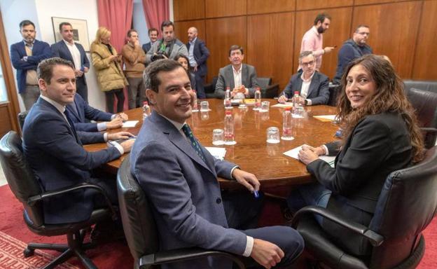 Los equipos negociadores de Partido Popular y Ciudadanos, encabezados por Juanma Moreno (c) y Juan Marín (al fondo).
