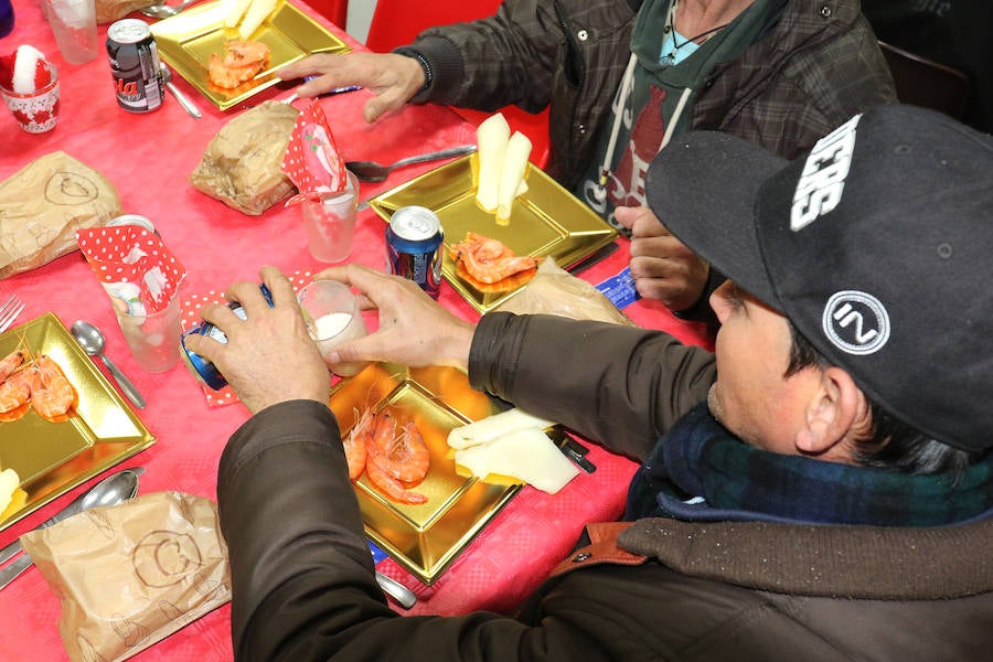 Fotos: Cena navideña ofrecida por Asalvo para personas sin recursos de Valladolid