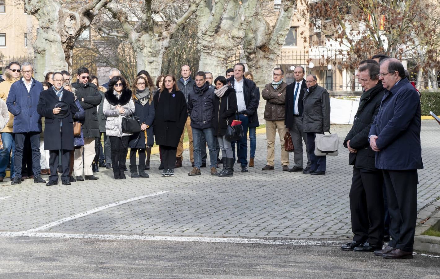 El presidente de la Junta, Juan Vicente Herrera, durante el minuto de silencio en Presidencia por la profesora zamorana.