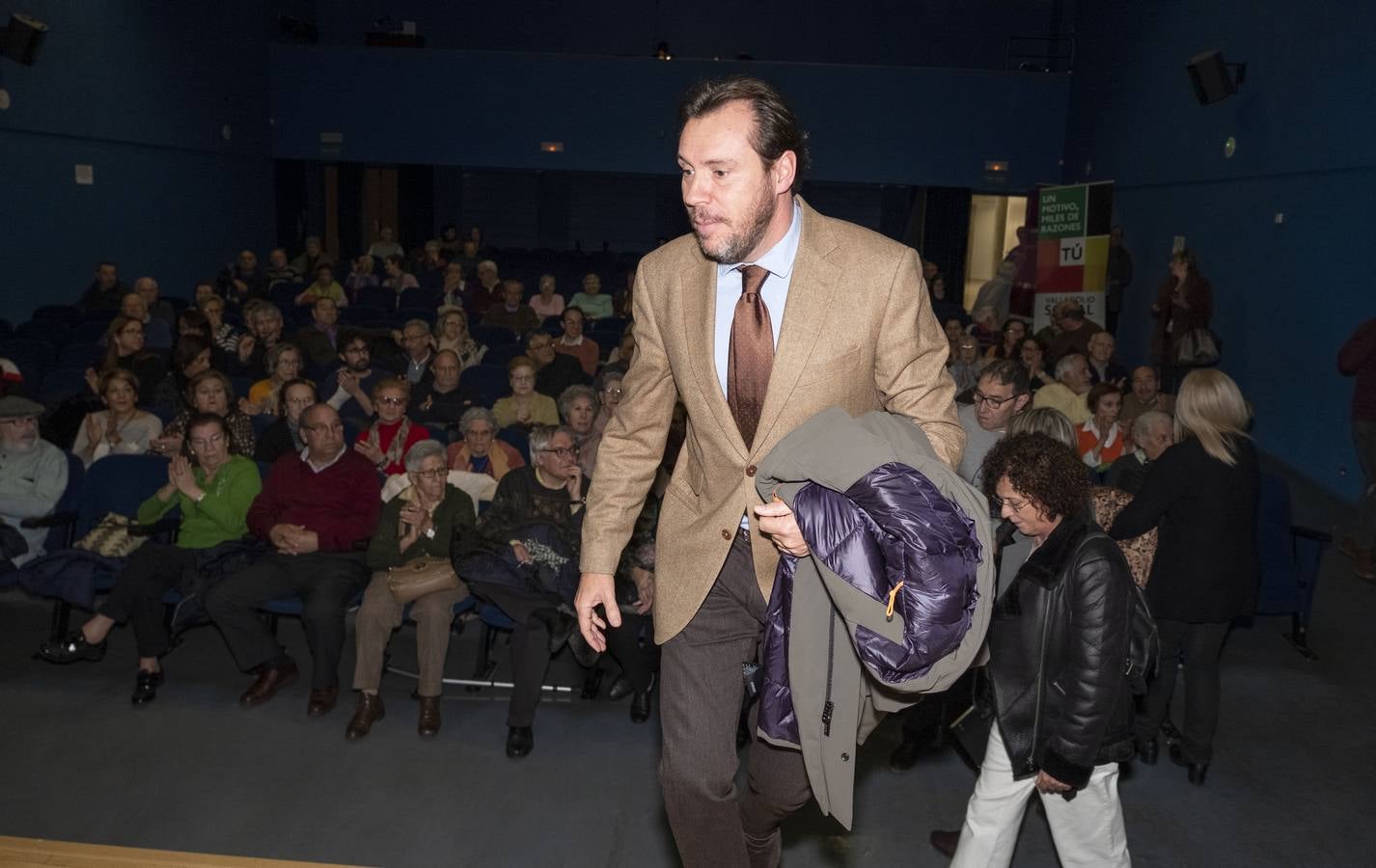 El alcalde, Óscar Puente, y la concejala de Servicios Sociales, Rafi Romero, presentaron a los vecinos del barrio el proyecto de ampliación del centro de mayores, una intervención que requerirá 918.394 euros de inversión y que se ejecutará en tres fases