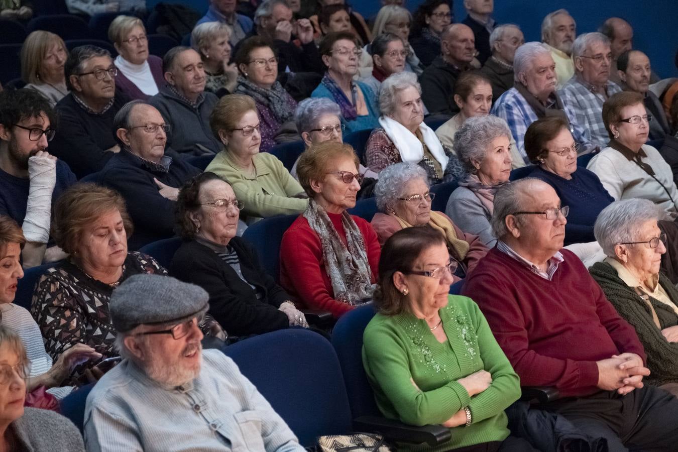 El alcalde, Óscar Puente, y la concejala de Servicios Sociales, Rafi Romero, presentaron a los vecinos del barrio el proyecto de ampliación del centro de mayores, una intervención que requerirá 918.394 euros de inversión y que se ejecutará en tres fases