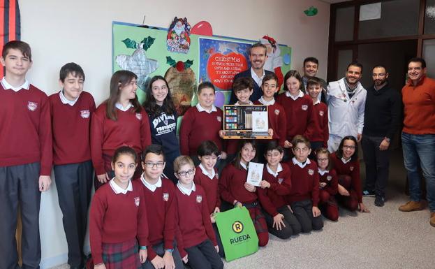Kenzo Adeva Grandoso posa con sus compañeros, Santiago Mora y José Antonio González Poncela. 