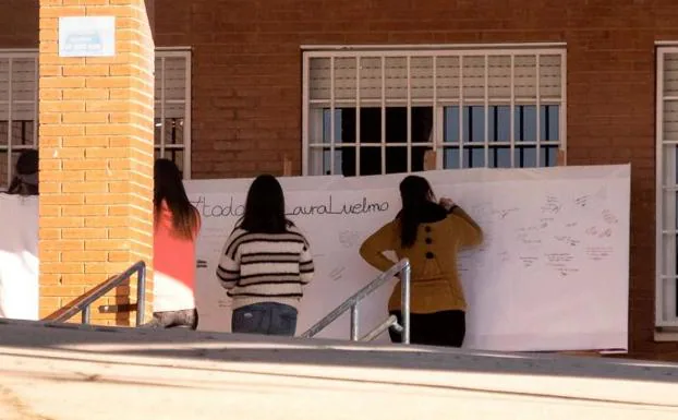 Alumnos del IES Vázquez Díaz de Nerva dejan mensajes en un mural a las puertas del centro educativo donde impartía clases la joven zamorana Laura Lelmo. 