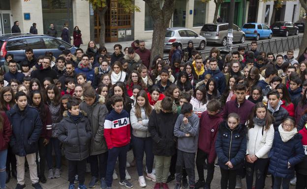 Alumnos del colegio Sagrado Corazón de Jesús de Zamora, en el que estudió Laura Luelmo, se concentran en la puerta principal del centro.