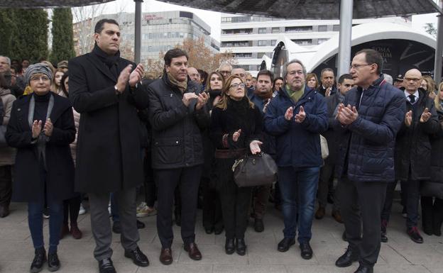 La concejala de Igualdad del Ayuntamiento de Zamora, Adoración Martín; el delegado de la Junta, Alberto Castro; el consejero de Empleo, Carlos Fernández Carriedo; la presidenta de la Diputación, Mayte Martín Pozo; el alcalde, Francisco Guarido, y el subdelegado del Gobierno, Ángel Blanco, en la concentración en Zamora. 