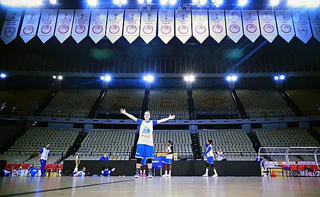 Maria Asurmendi posa en el centro de la pista del mítico pabellón de la Paz y la Amistad.